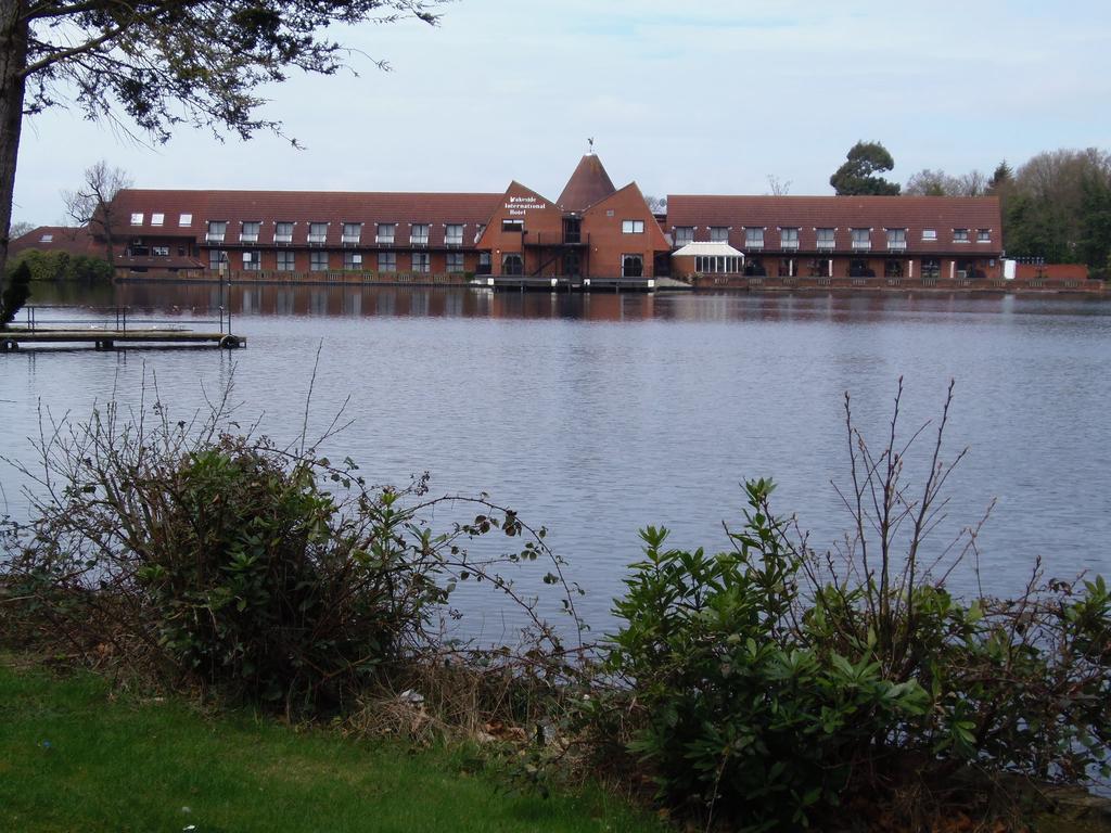 Lakeside Continental Hotel Camberley Exterior foto